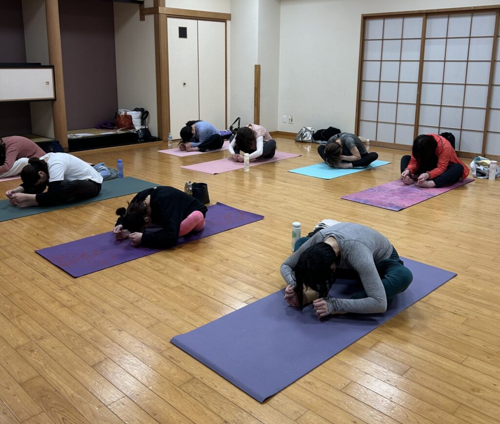 春日ブレスラウンジヨガスタートしました!!